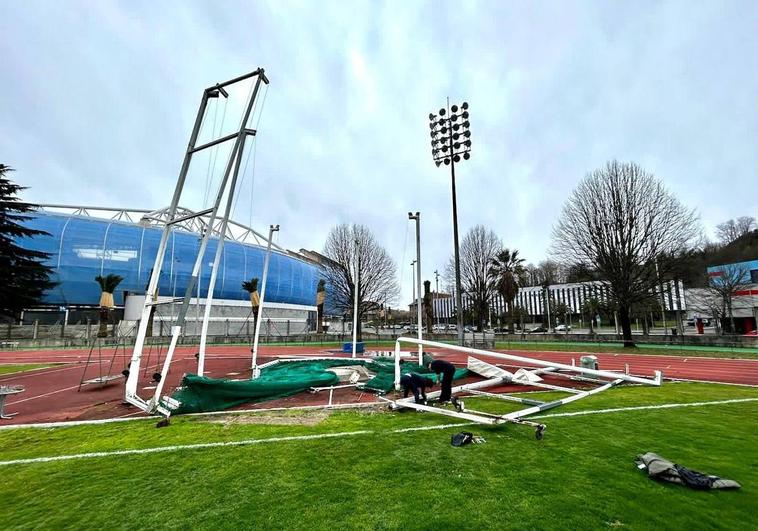 El Viento Tumba La Jaula De Lanzamiento Del Miniestadio De Anoeta En